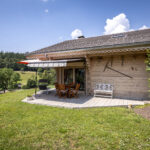 Chalet de montagne Coquelicot à la vente en exclusivité chez Alpimmorama, l'agence digitale de la vallée du Giffre à Samoëns - Vue latérale extérieure avec terrasse et jardin