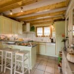 Chalet de montagne Coquelicot à la vente en exclusivité chez Alpimmorama, l'agence digitale de la vallée du Giffre à Samoëns - Cuisine