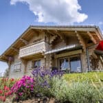 Chalet de montagne Coquelicot à la vente en exclusivité chez Alpimmorama, l'agence digitale de la vallée du Giffre à Samoëns - Vue extérieure avec les fleurs