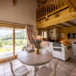 Chalet de montagne Coquelicot à la vente en exclusivité chez Alpimmorama, l'agence digitale de la vallée du Giffre à Samoëns - Salle à manger