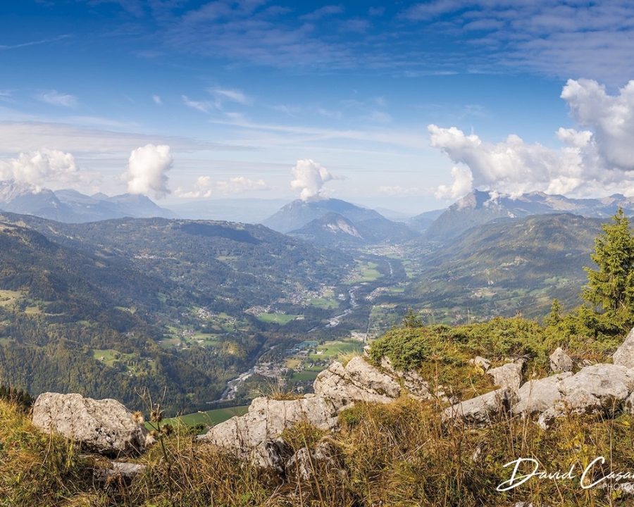 Vue panoramique sur Samoëns et la vallée du Giffre depuis la Dent de Verreu